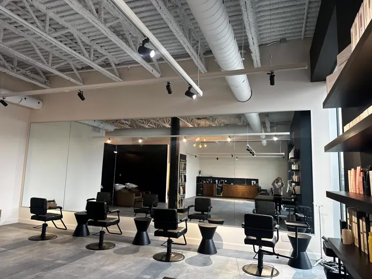 Intérieur commercial lumineux avec miroirs et cloison de verre posés sur mesure.